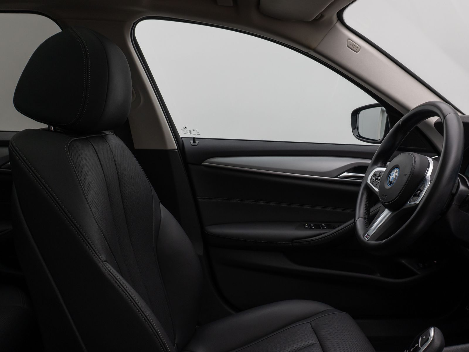 Fahrzeugabbildung BMW 530e Panorama DAB HiFi CockPitPro Alarm PDC LED