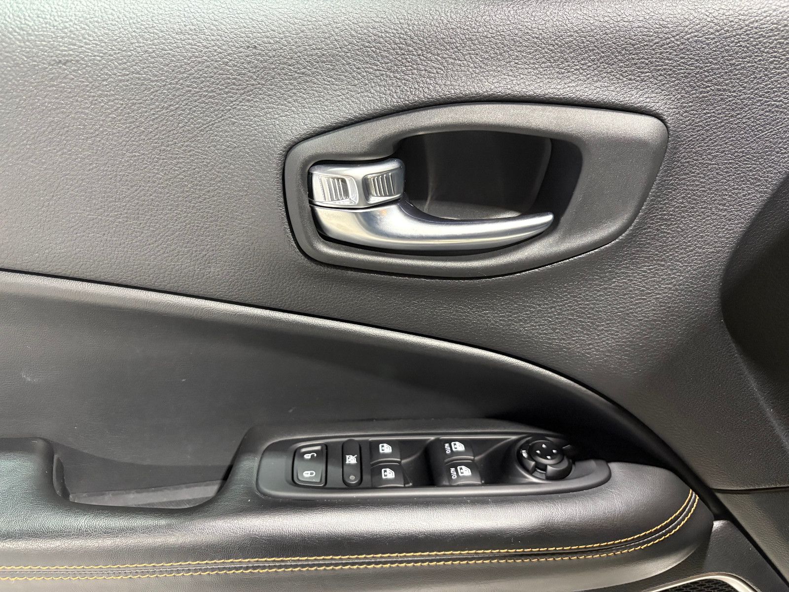 Fahrzeugabbildung Jeep Compass Limited FWD/NAVI/KAMERA/SOUND/DAB/SHZ