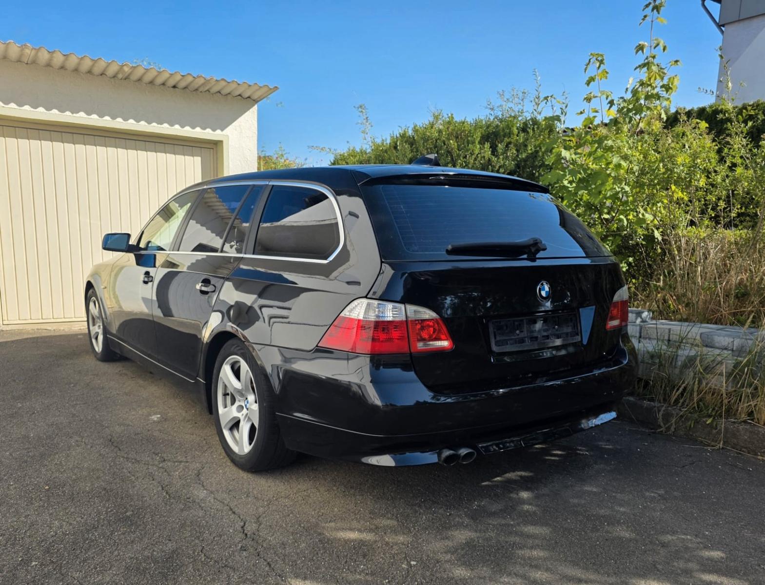 BMW 530 2005 — салон