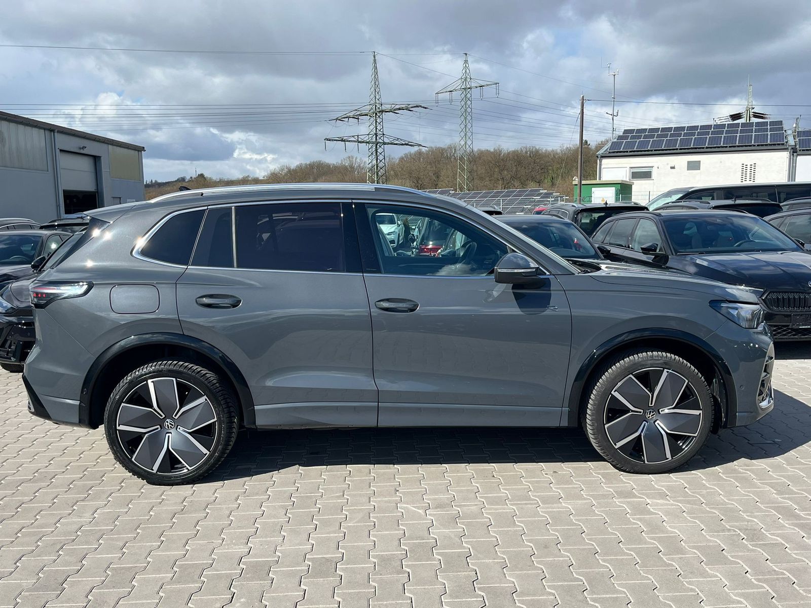 Fahrzeugabbildung Volkswagen Tiguan 2.0 TDI 4M R-Line PANO*H&K*AHK*MATRIX*20"