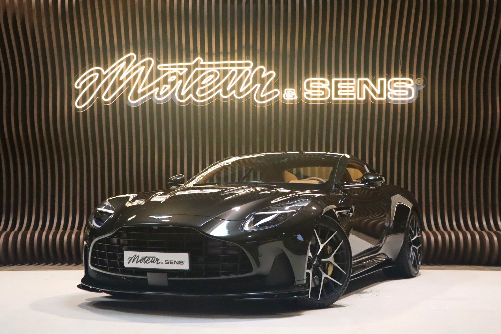 Aston Martin DB12 4.0 V8 - Bowers & Wilkins - Minotaur Green