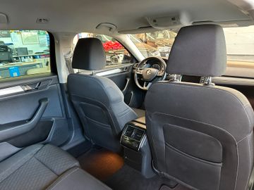 Skoda Superb Combi Style 4x4 *SZHZ*PDC*AHK*NAVI*KLIMA*