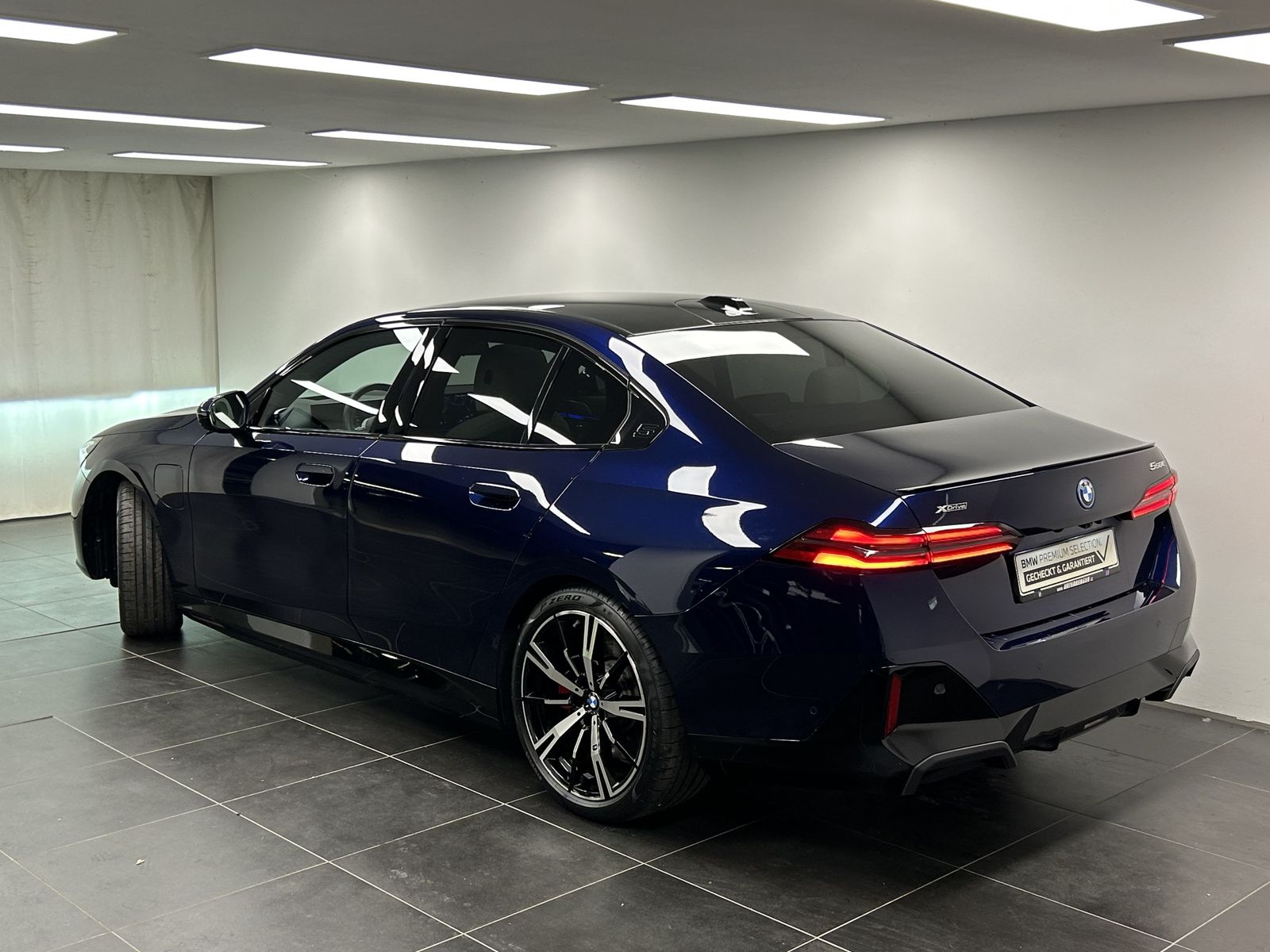 BMW 550e xDrive Limousine M Sportpaket Pro Pano. B&W imagem 3