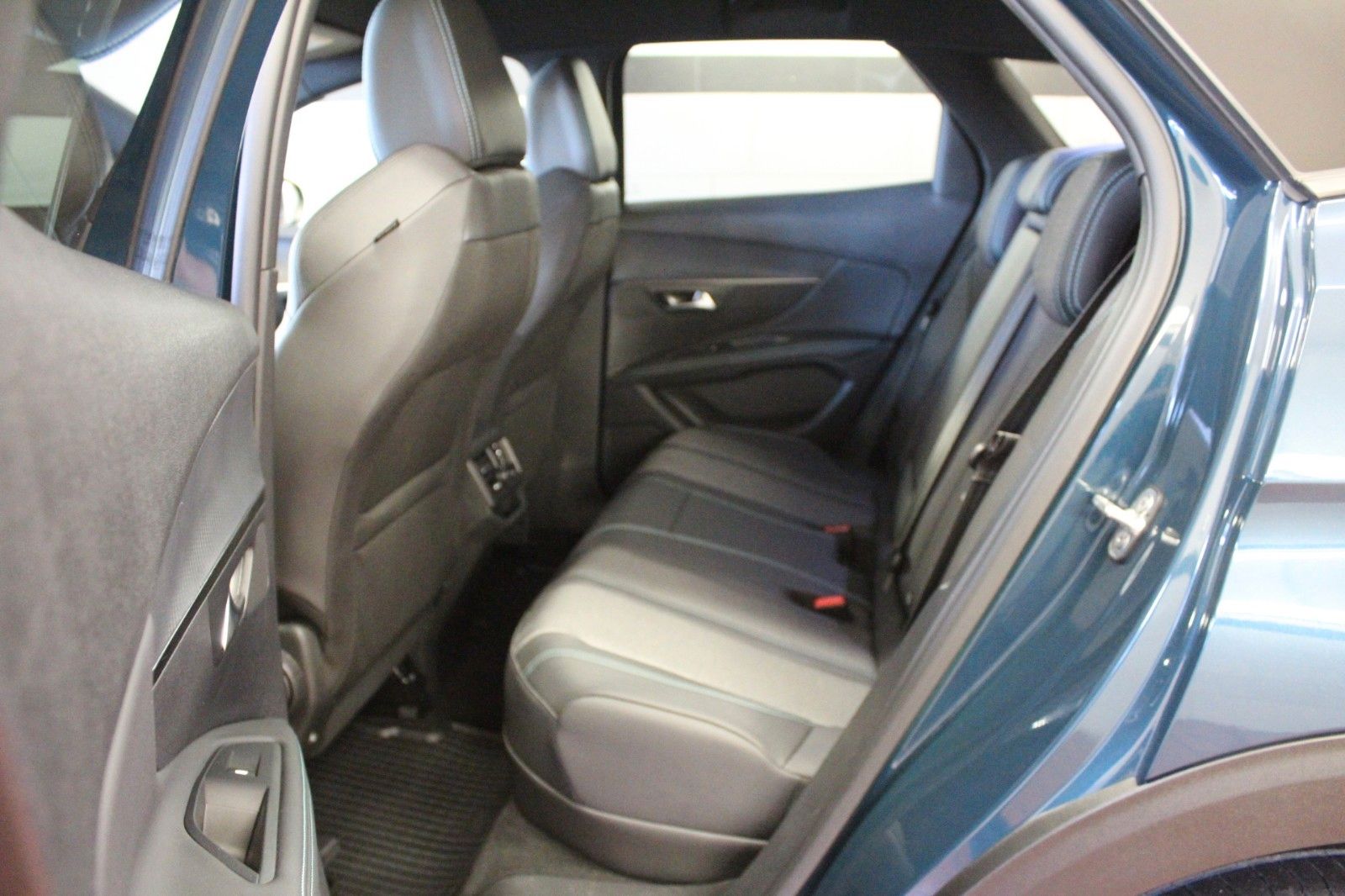 Fahrzeugabbildung Peugeot 3008 Plug-In Hybrid 225 e-EAT8 Allure Pack