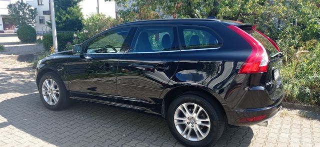 Volvo XC 60 D3 Momentum schwarz Bj. 2014 7...