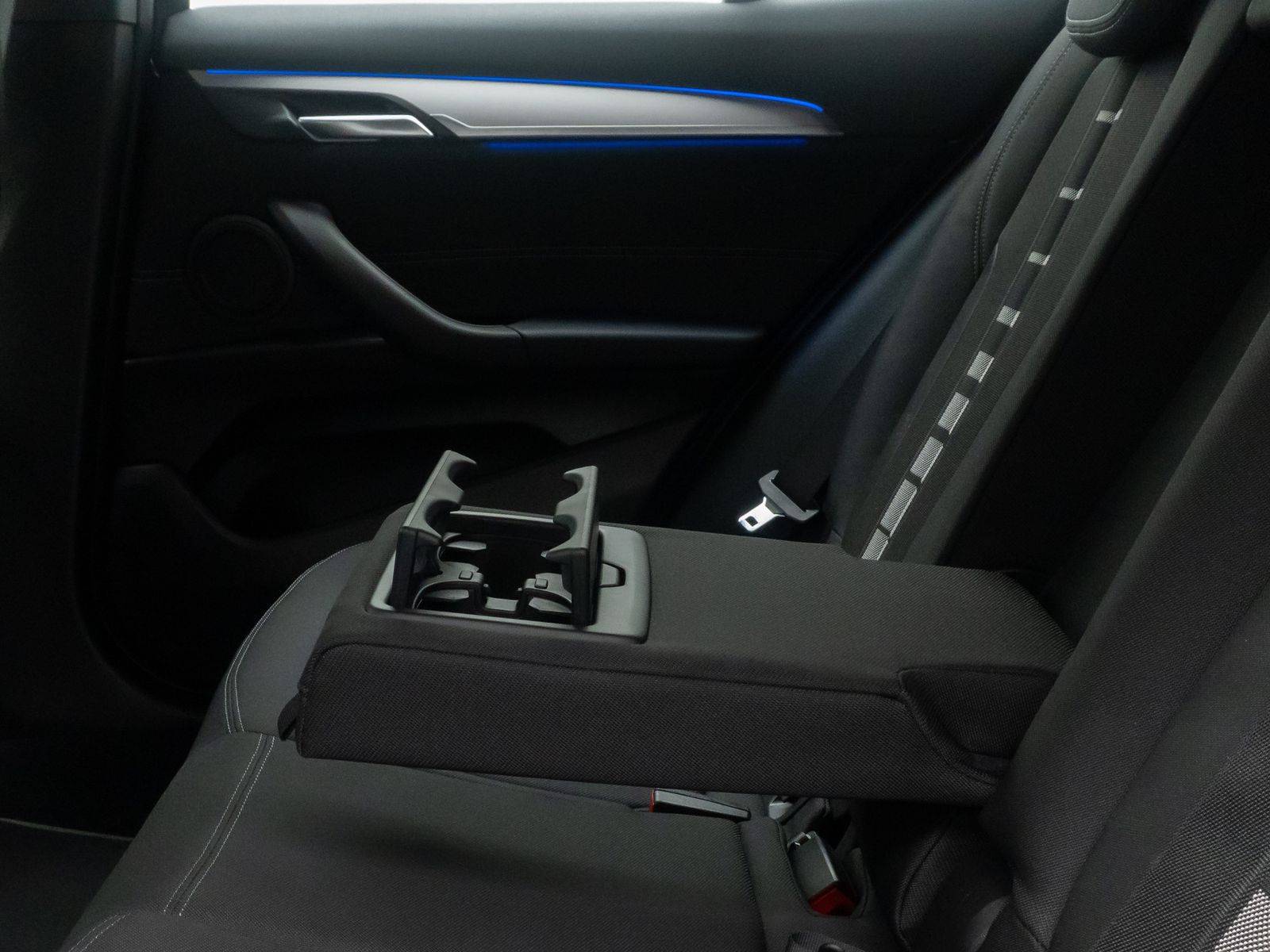 Fahrzeugabbildung BMW X2 sD18i GeschwindigReg DAB ParkAs Sportsitz 18"