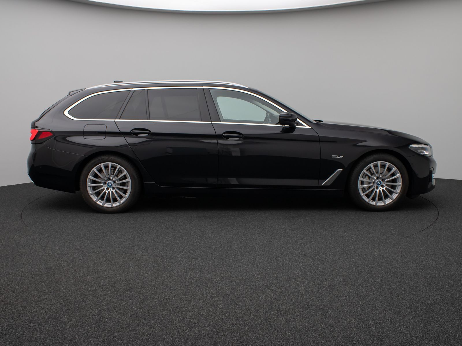 Fahrzeugabbildung BMW 530e Kamera DAB HiFi CockPitPro Fernlichtassist