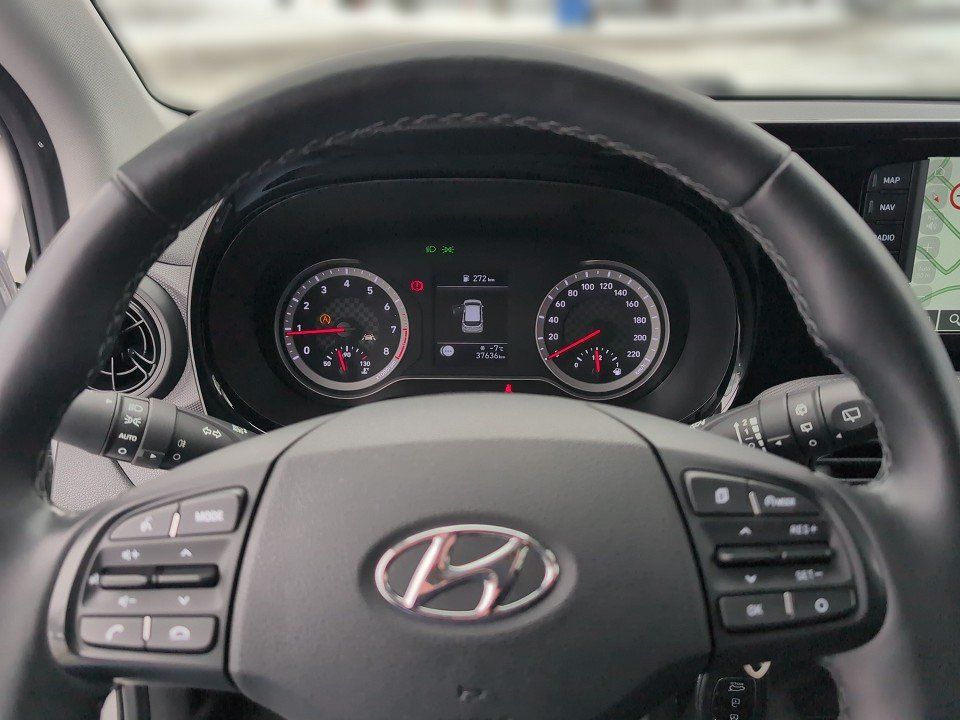 Fahrzeugabbildung Hyundai i10 1.0 EDITION30+ 1HD 2J-GARANTIE 16ALU+NAV+PDC