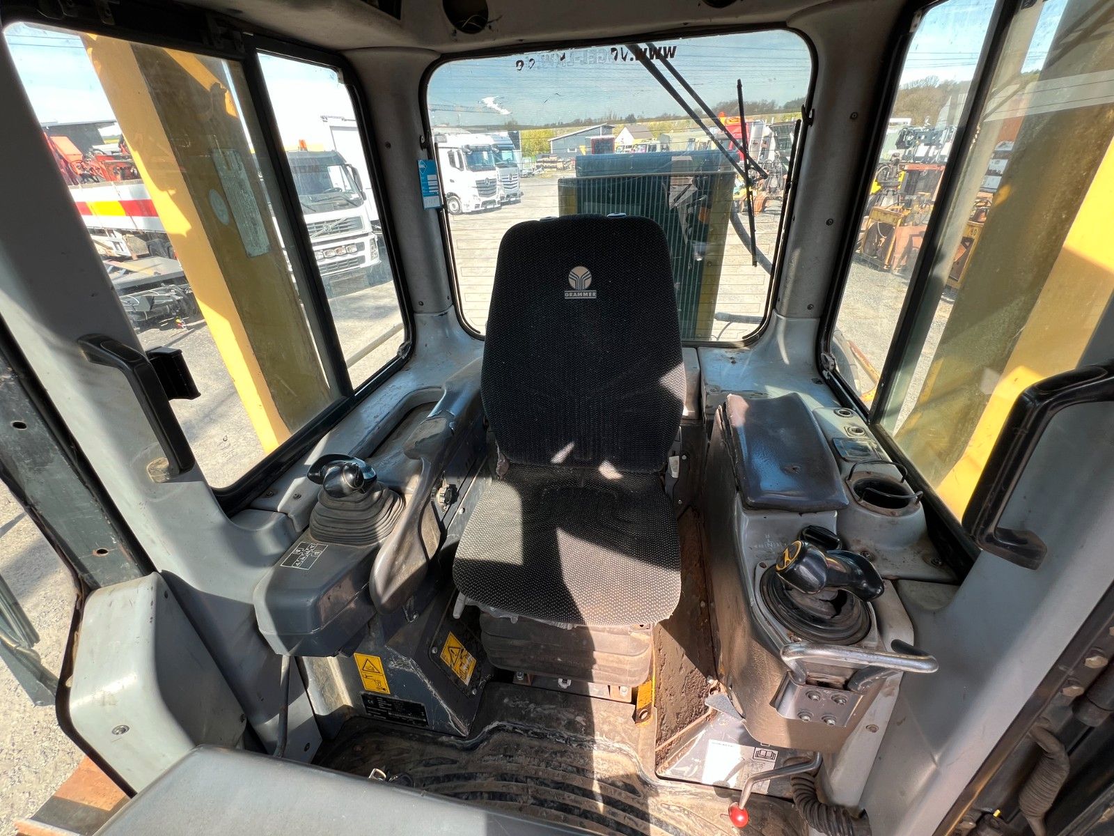 Fahrzeugabbildung Komatsu D65PX-15 / nur 5.945h / Baujahr: 2004