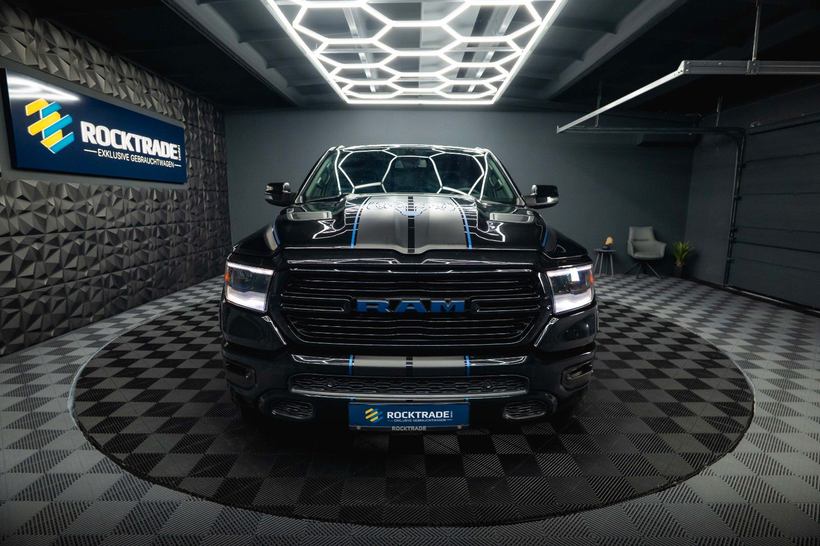 Fahrzeugabbildung Dodge RAM 5.7 V8 HEMI 4x4 OFFROAD Night-Paket LONGBED