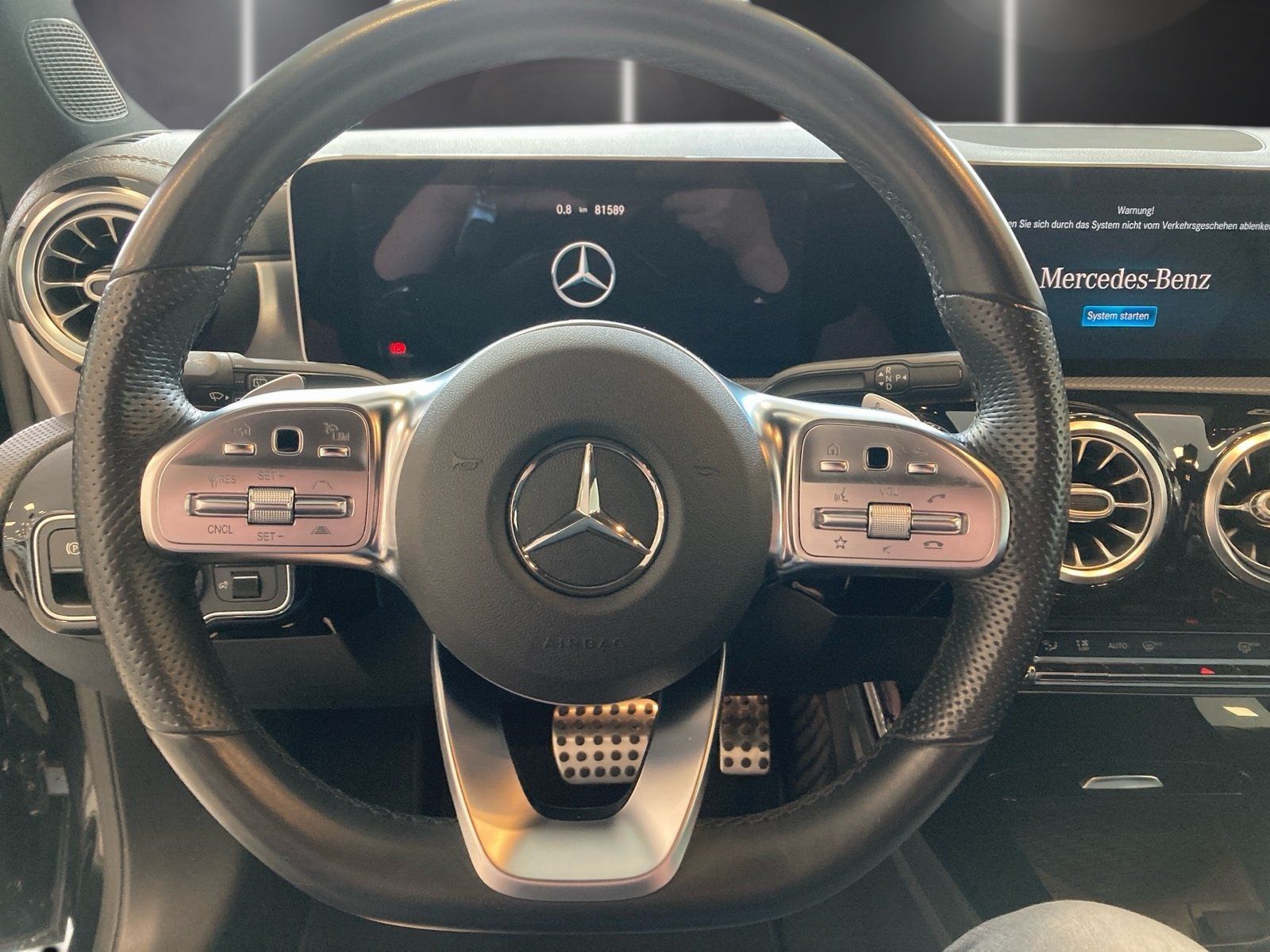 Fahrzeugabbildung Mercedes-Benz A 180 AMG*Distronic*Pano*Totwinkel*Kamera*LED*18