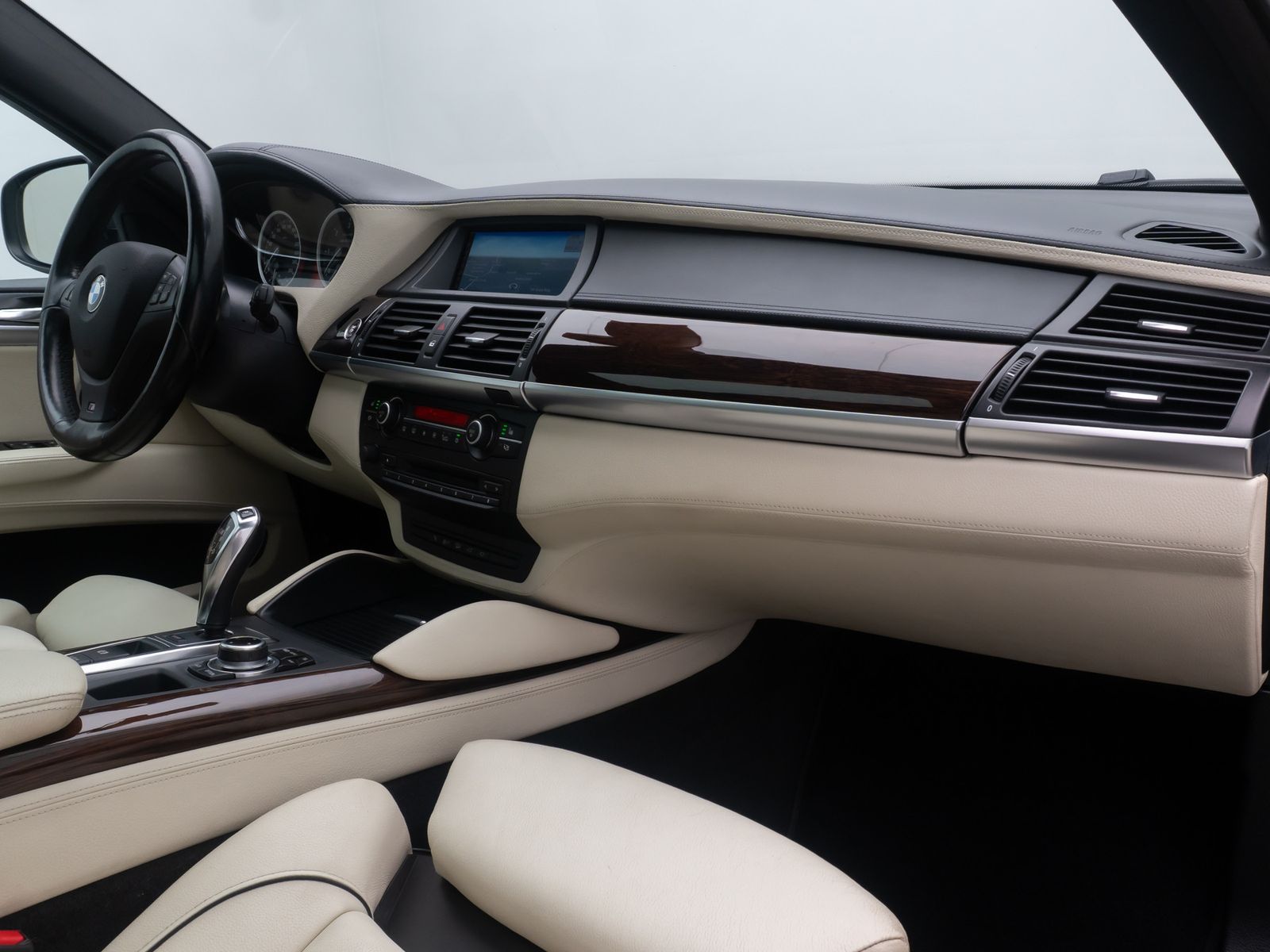 Fahrzeugabbildung BMW X6 M50d ACC HUD Bi-Xenon 360°SoftClose Alarm 20"
