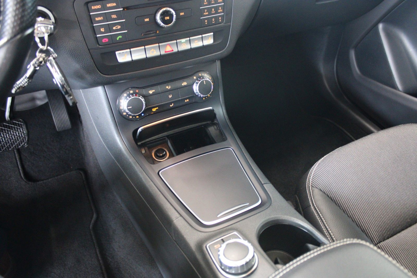 Fahrzeugabbildung Mercedes-Benz B 180 CDI Urban NAVI + PANORAMADACH + AHK