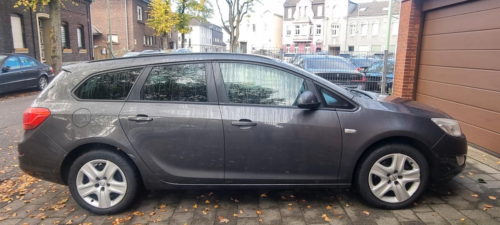 Opel Astra 2012 — photo 8