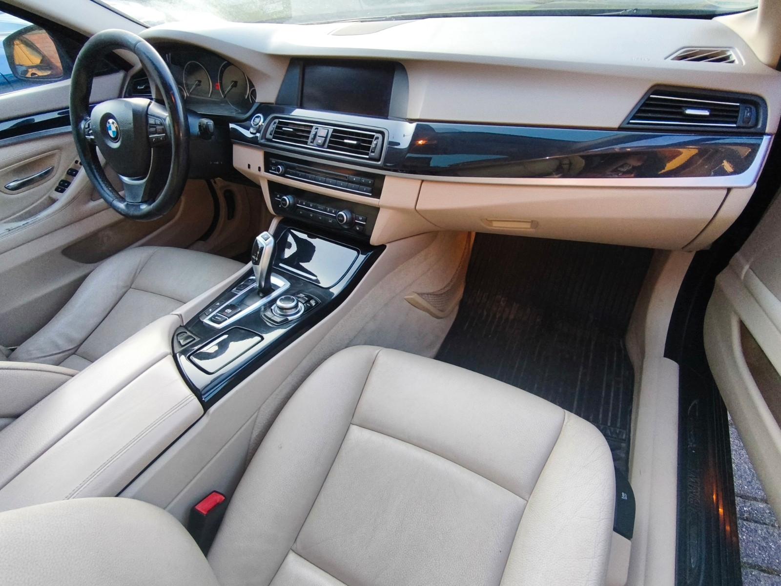 BMW 530d xDrive Touring, schwarz, Kombi, Navi, Leder