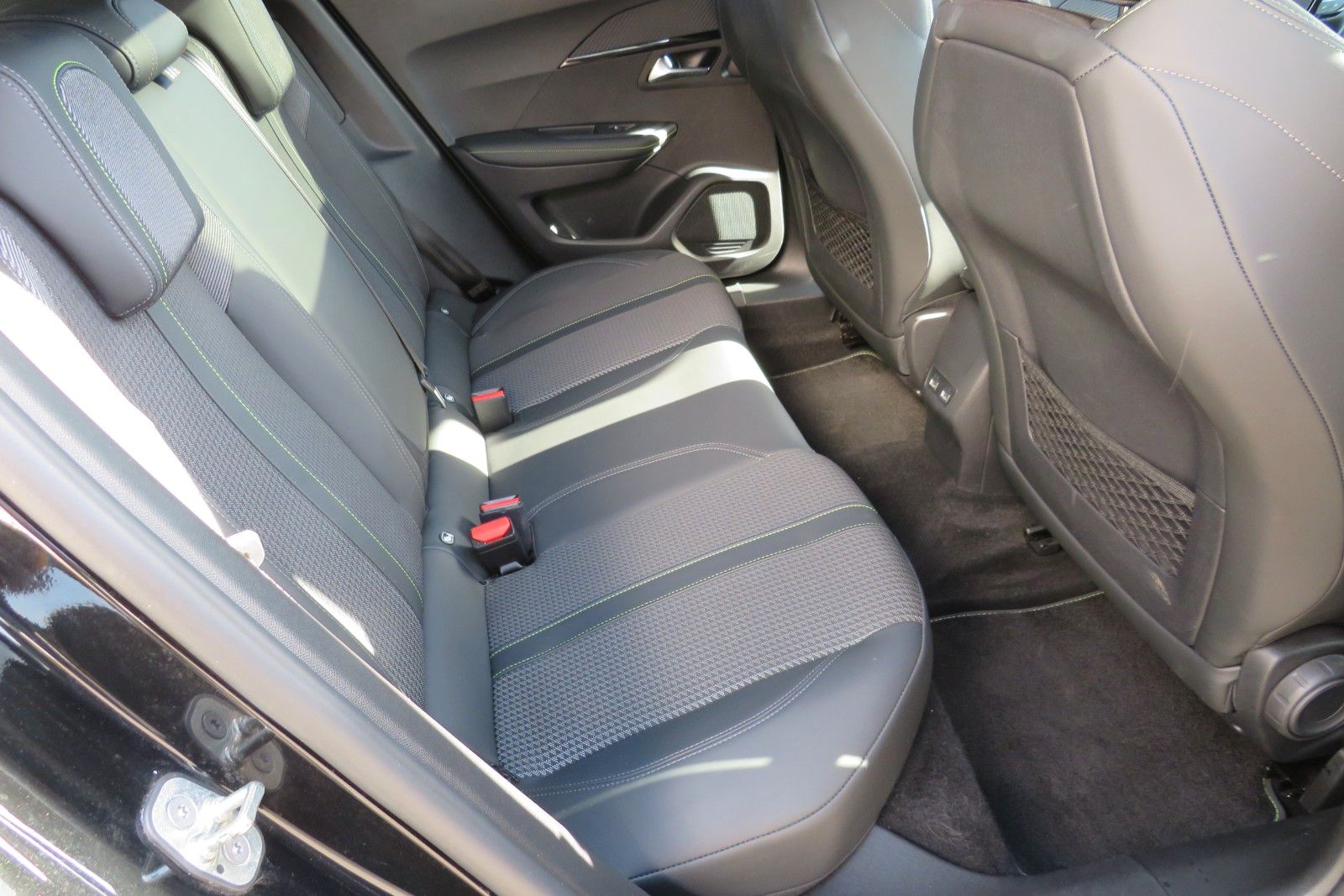 Fahrzeugabbildung Peugeot 2008 e- GT PANO NAVI KAMERA SITZH. PDC 1.HD