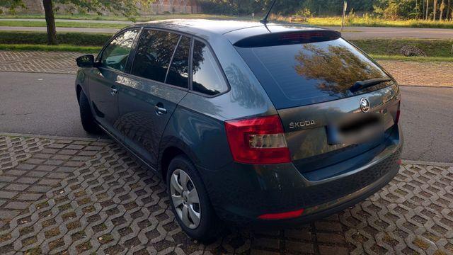 Skoda Rapid 2015 — rear view