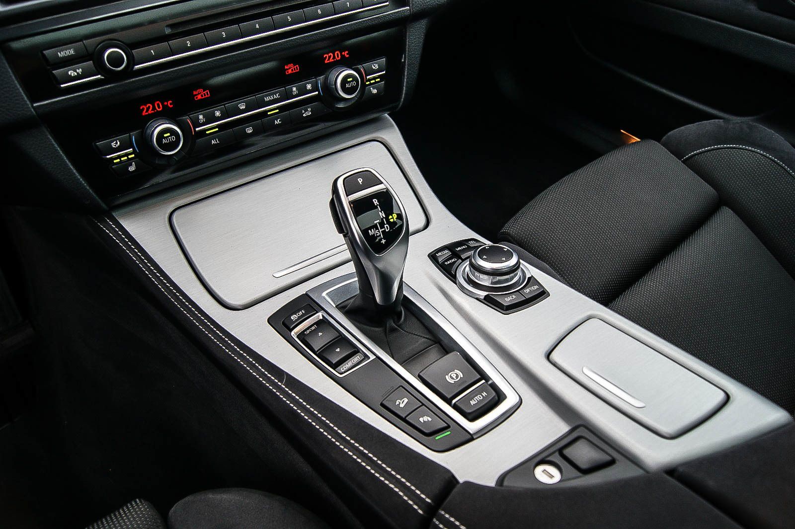Fahrzeugabbildung BMW 525 d xDrive M-Sport SPORTPAKET SCHIEBEDACH STHZ