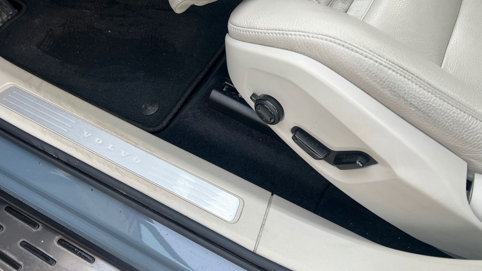 Fahrzeugabbildung Volvo XC60 B5 D Ultimate Dark AWD*360°*AHK*HUD*LUFT*