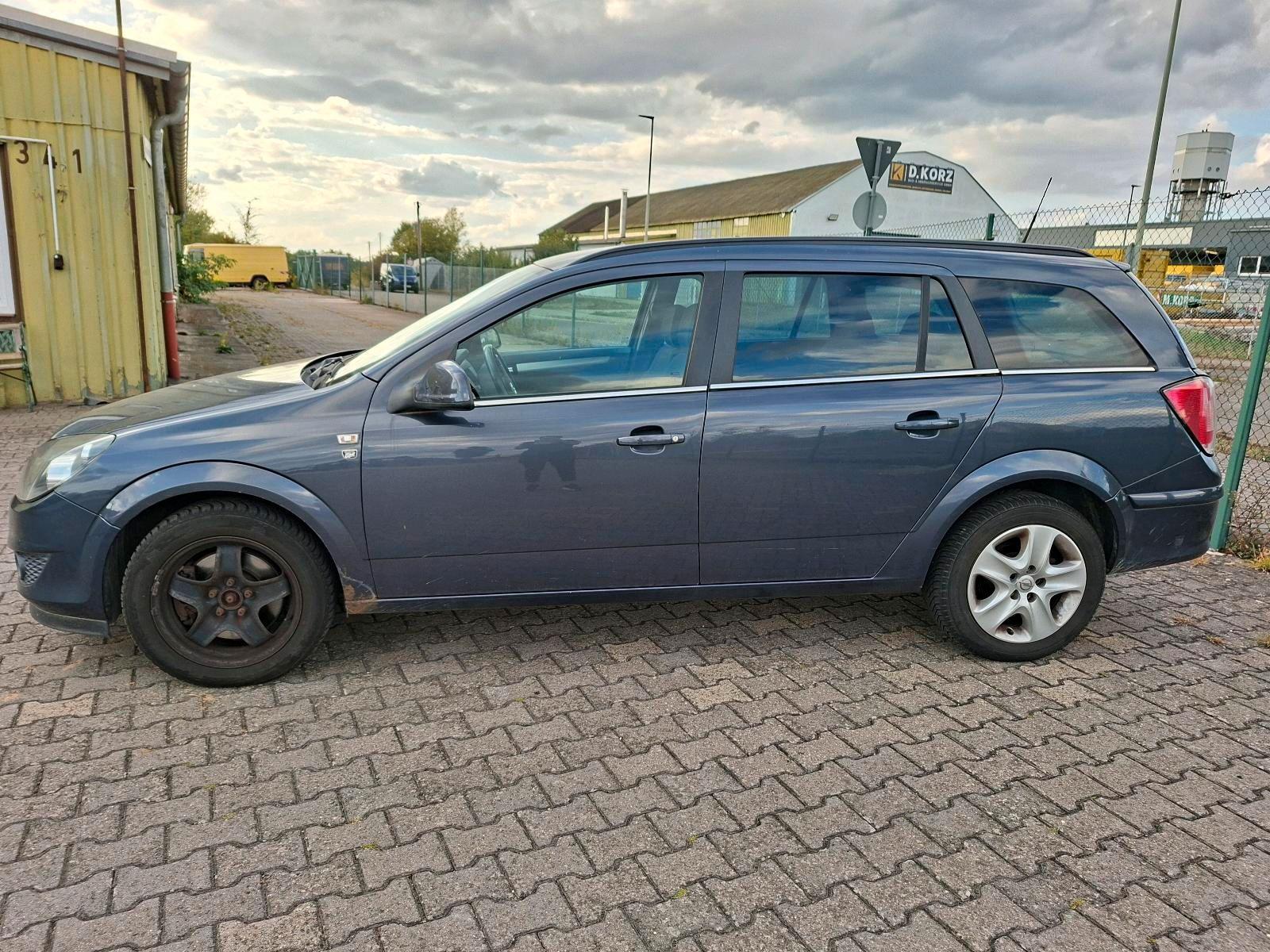 Opel Astra 2010 — rear view