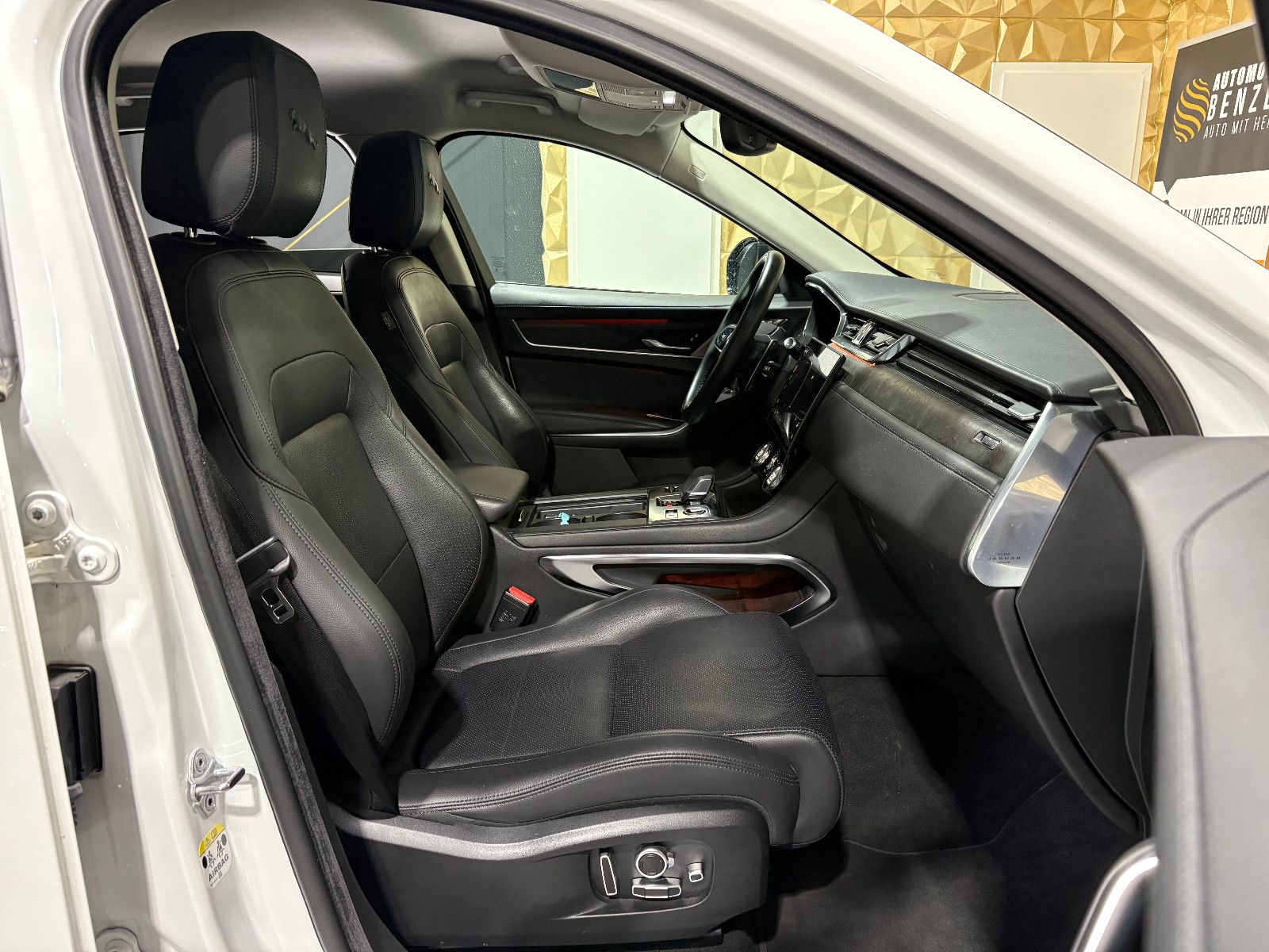 Fahrzeugabbildung Jaguar F-PACE SE AWD/D300/MEMORY/MASSAGE/APPLE/NAVI/KAM