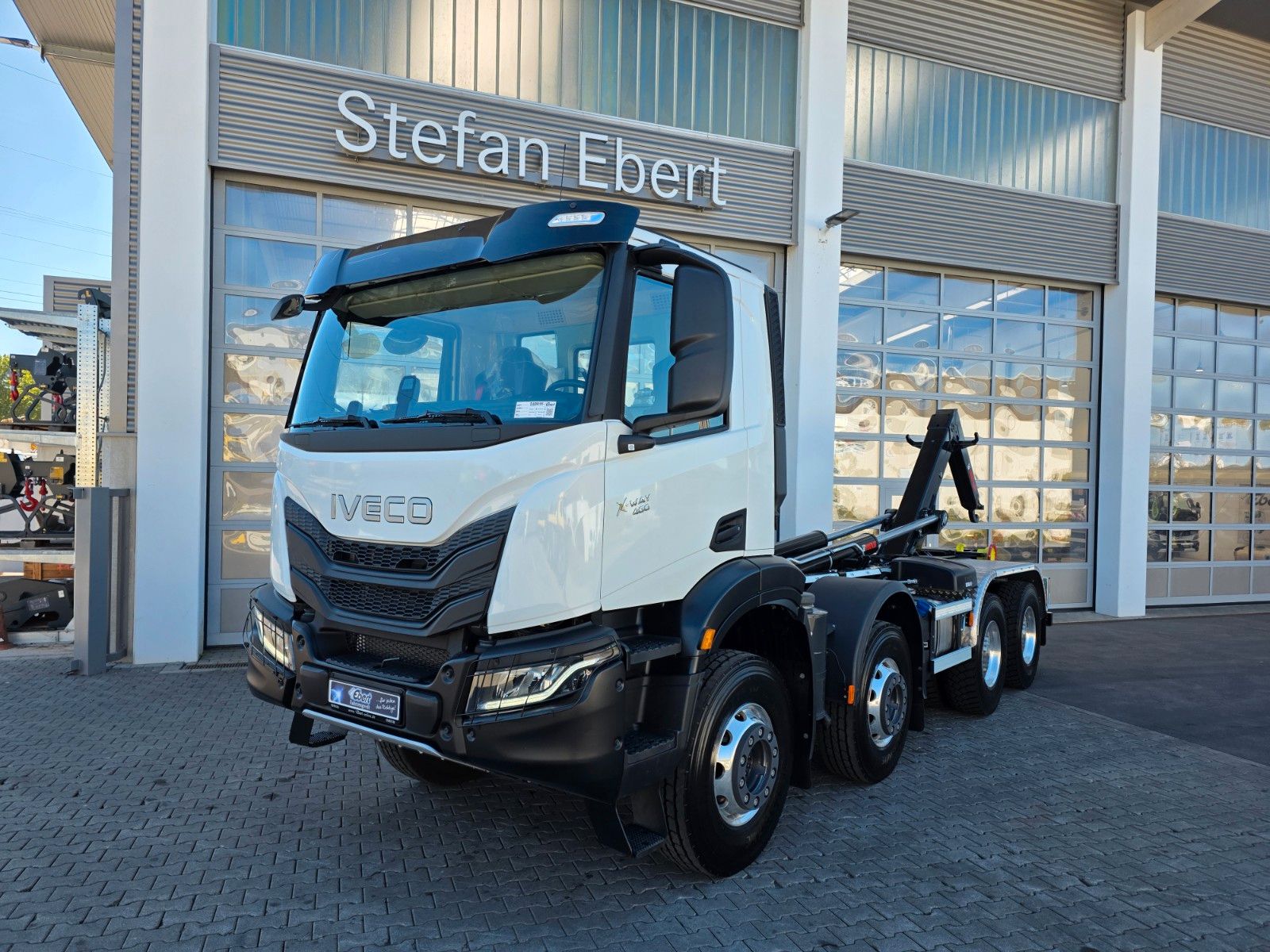 Fahrzeugabbildung Iveco X-Way AD320X46BZ OFF 8x4 Hiab ULT26S53-W-ITF Alu