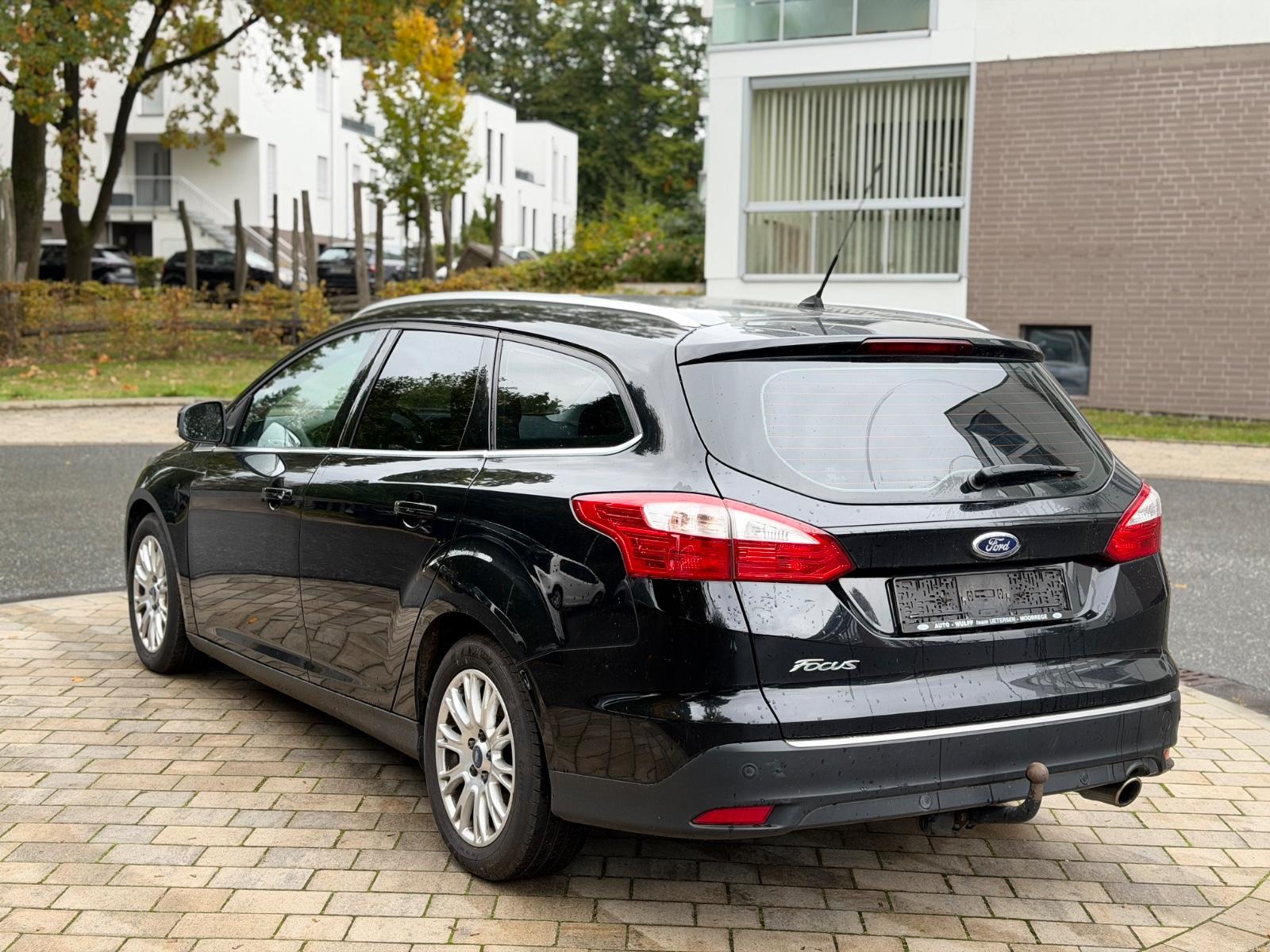 Ford Focus 2011 — вигляд ззаду