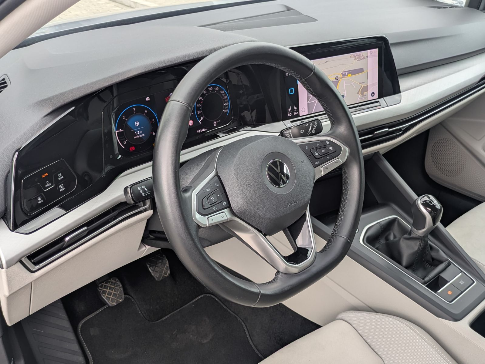 Fahrzeugabbildung Volkswagen Golf 2.0 TDI Life STHZ*LED*MASSAGE*MEMORY*APP
