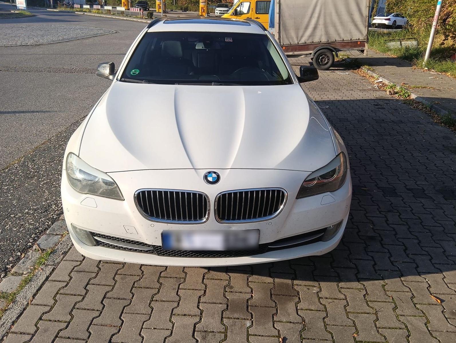 BMW 530 2011 — салон