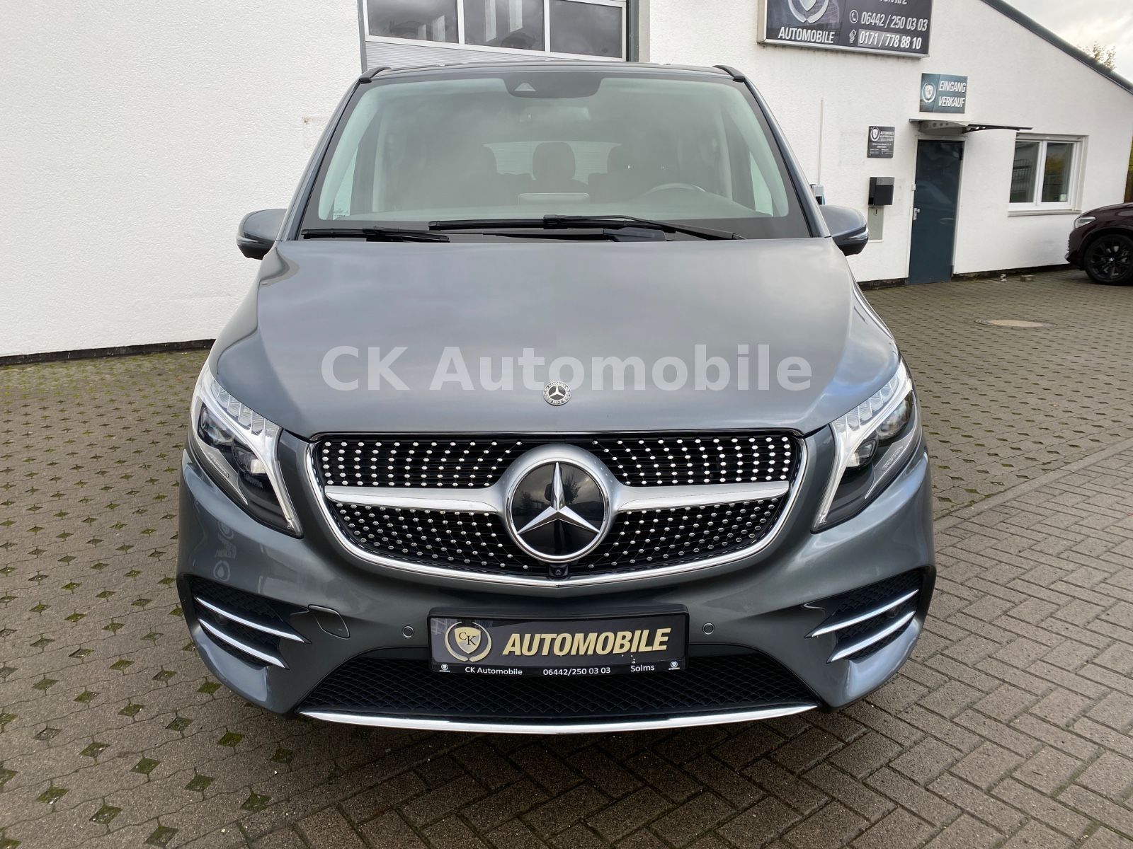 Fahrzeugabbildung Mercedes-Benz V 300d 4Matic Kompakt/AMG-Line/8 Sitze/360°/AHK