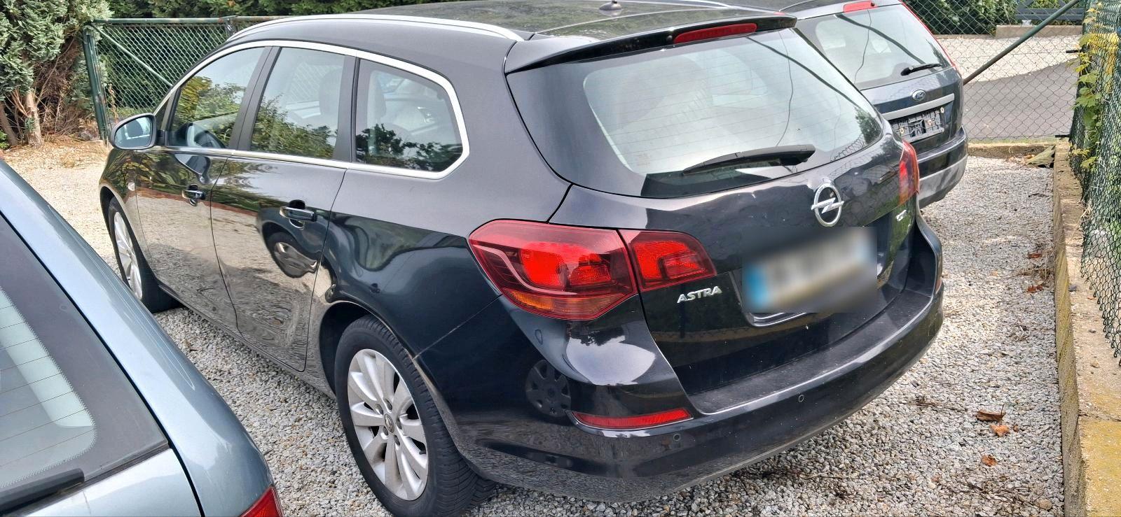 Opel Astra 2012 — interior