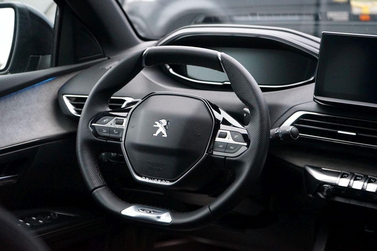 Fahrzeugabbildung Peugeot 5008 GT Pack*Black*7 Sitzer*Finanzierung 2.49%