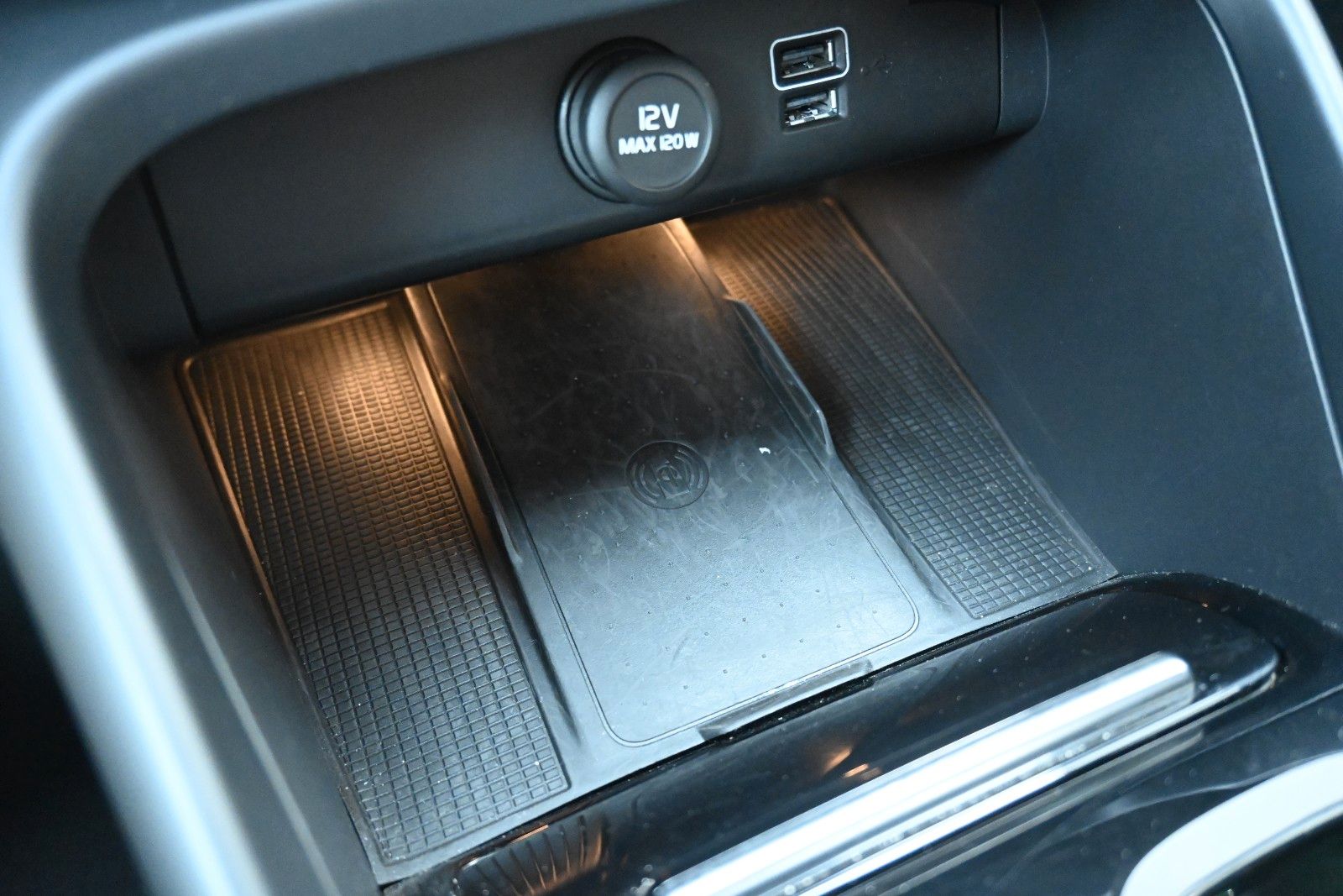 Fahrzeugabbildung Volvo XC40 T4 FWD Autom. R-Design*FSHZG*H&K*RFK*ACC*