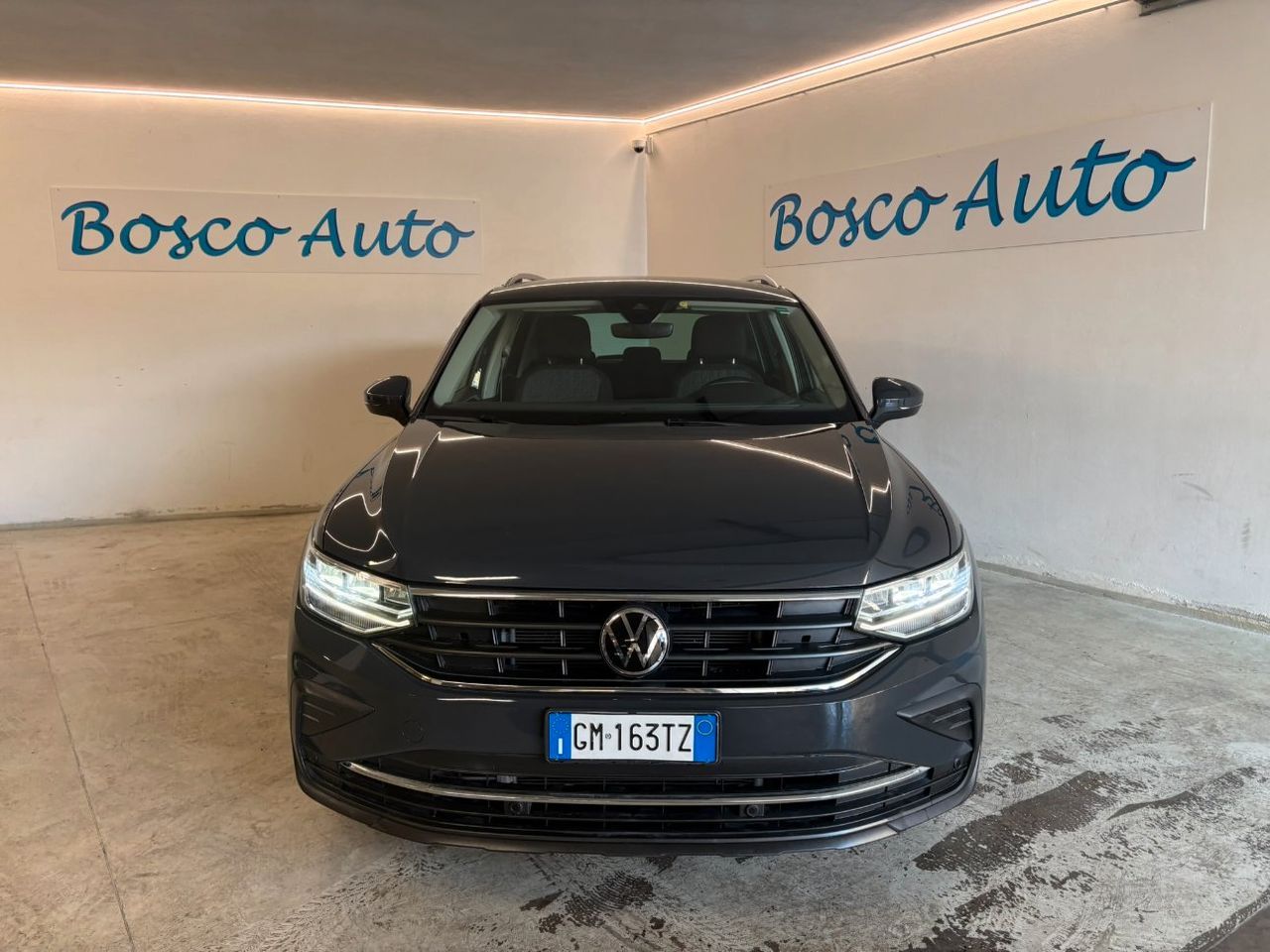 Volkswagen Tiguan - 1