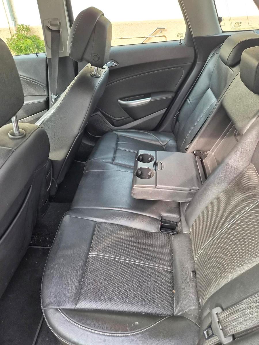 Opel Astra 2010 — photo 10