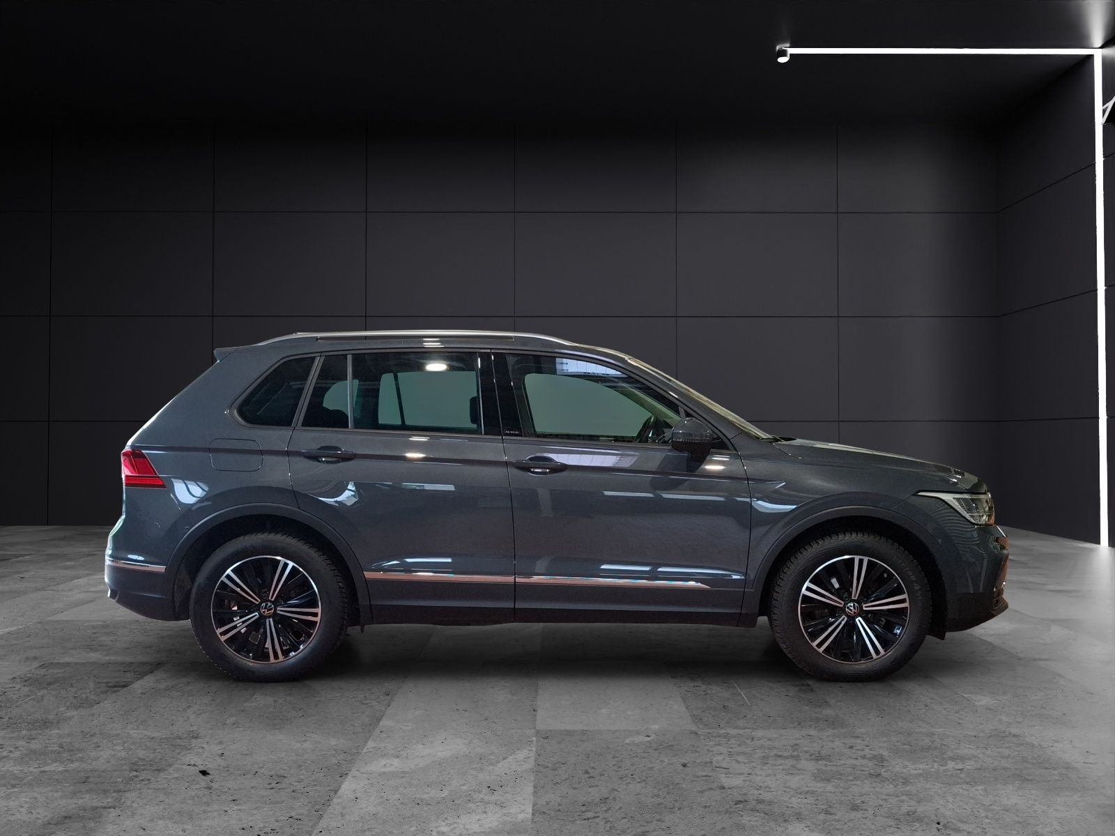 Fahrzeugabbildung Volkswagen Tiguan TSI Active DSG LED Navi ACC RFK SH 18"