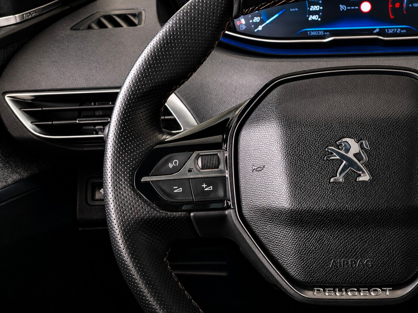Fahrzeugabbildung Peugeot 5008 GT-LINE LEDER NAVI PANORAMA LED AHK 7-SITZE