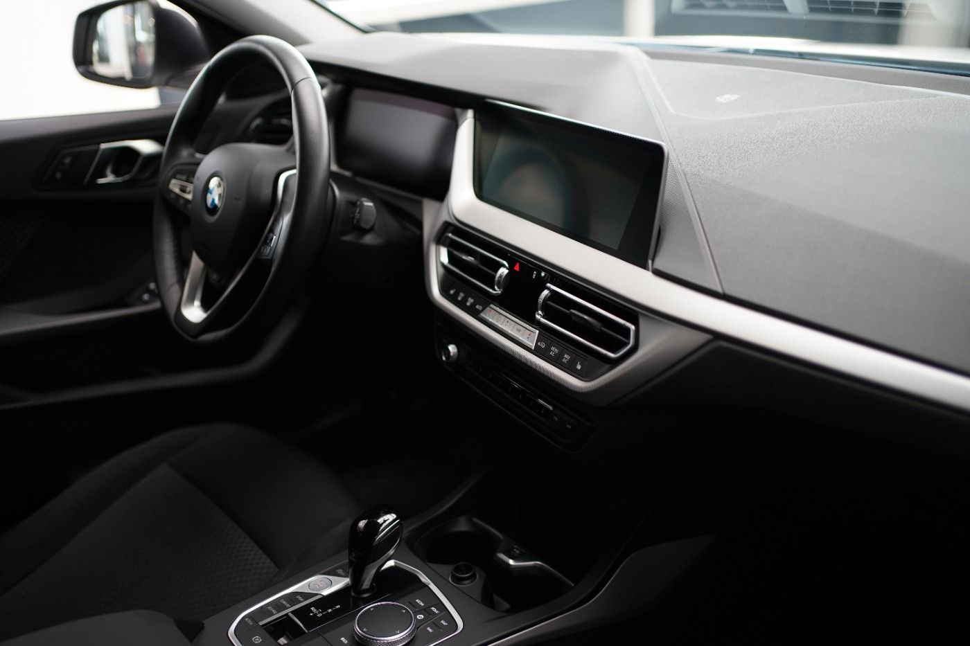Fahrzeugabbildung BMW 118iA Advantage +LED+Navigation+Einparkhilfe+