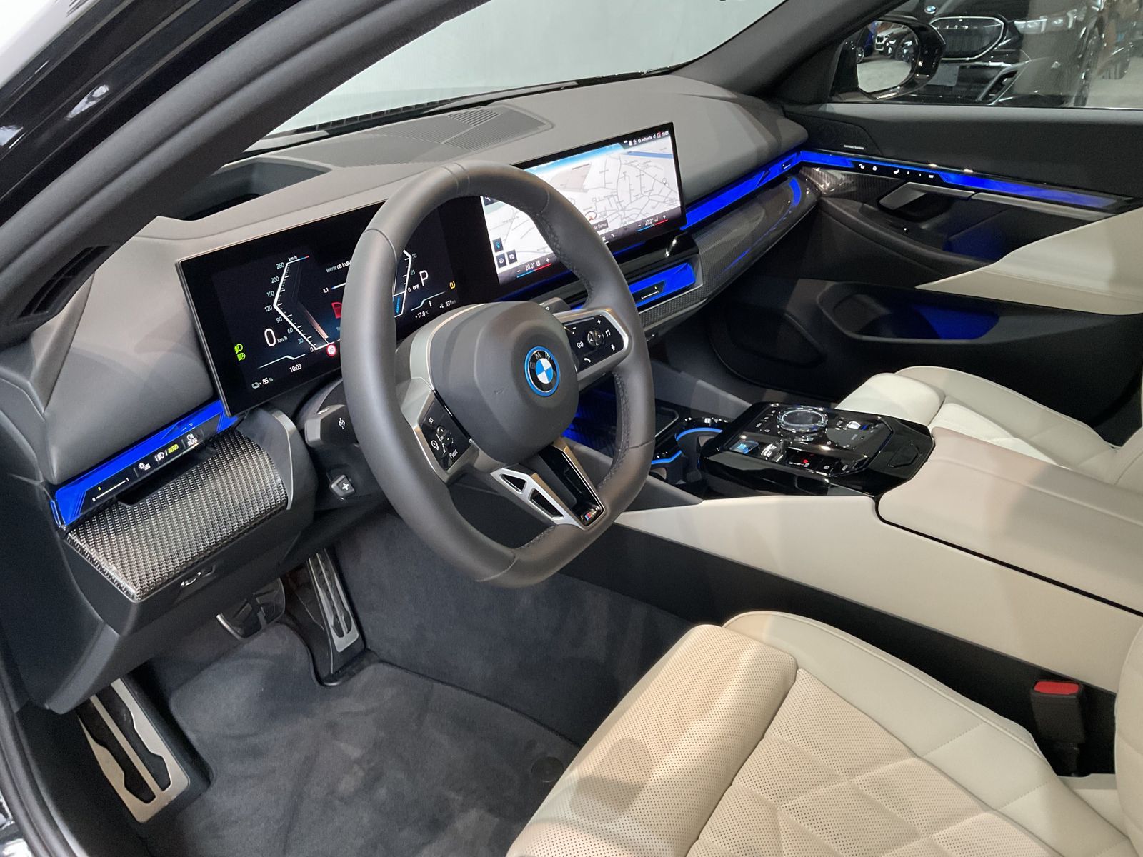 Fahrzeugabbildung BMW i5 xDrive40 Autobahnassistent, M Sportpaket, Sit