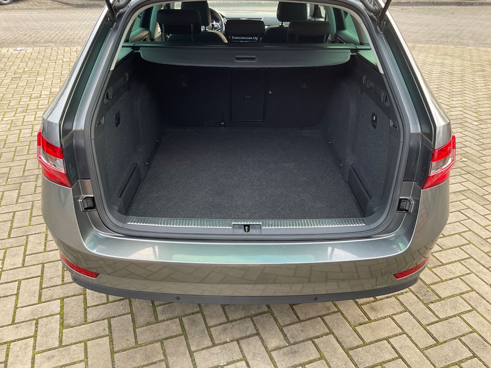 Fahrzeugabbildung SKODA Superb Combi 2.0 TDI DSG,Navi,LED,Kamera,ACC