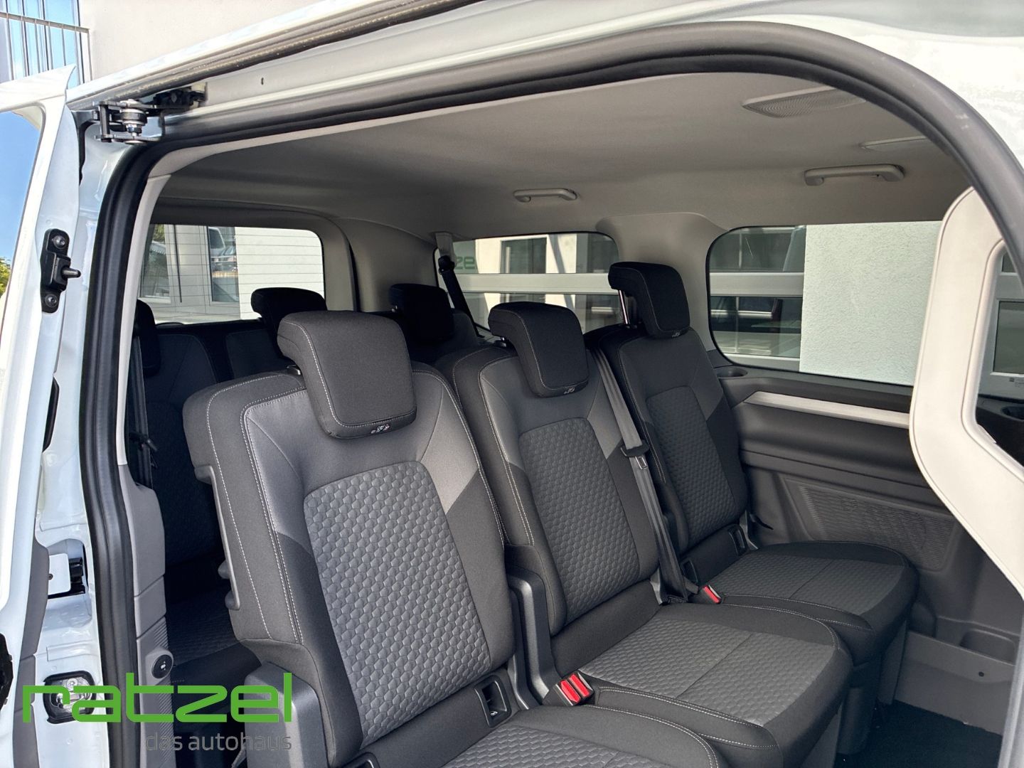 Fahrzeugabbildung Volkswagen T7 Caravelle e-Caravelle 9-Sitzer Life Navi+LED+