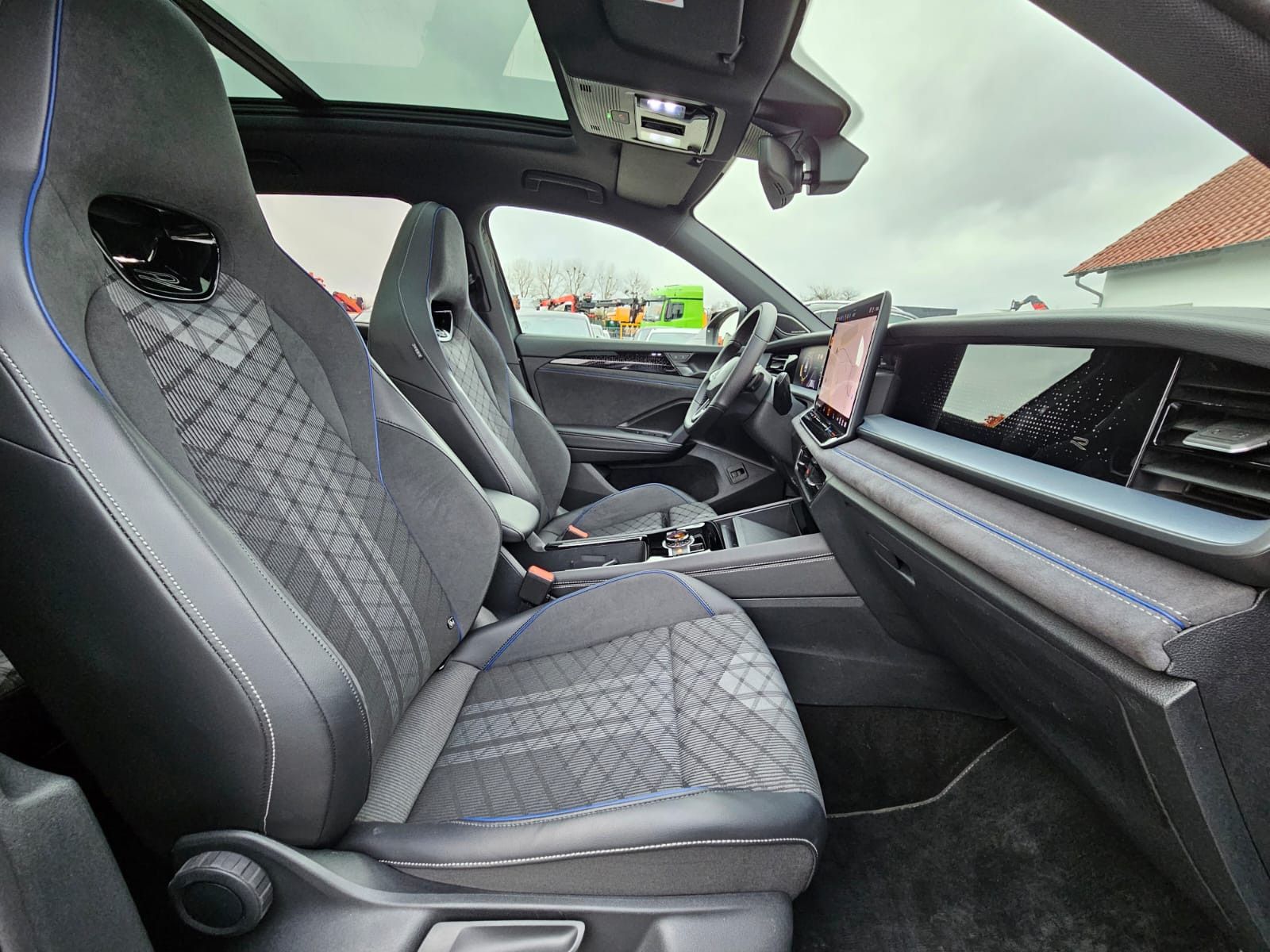 Fahrzeugabbildung Volkswagen Tayron 2.0 TDI 4M R-Line BLACK*7Si*MATRIX*PANO