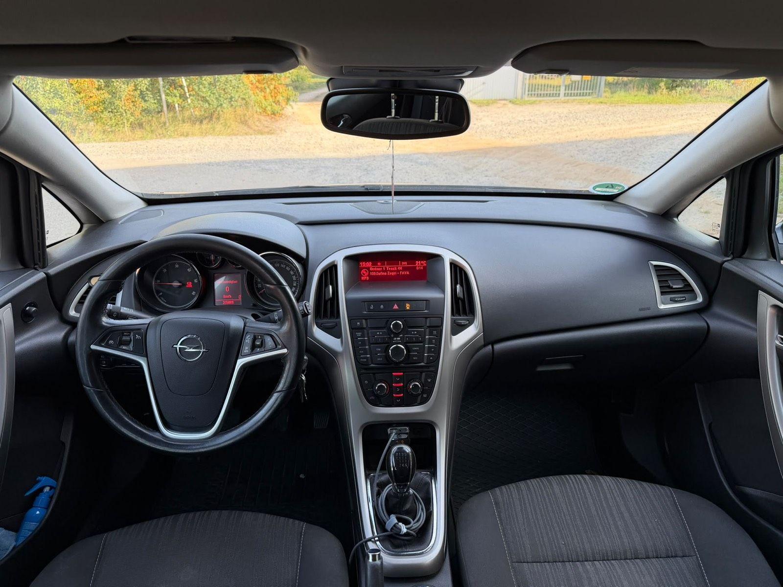 Opel Astra 2011 — photo 7