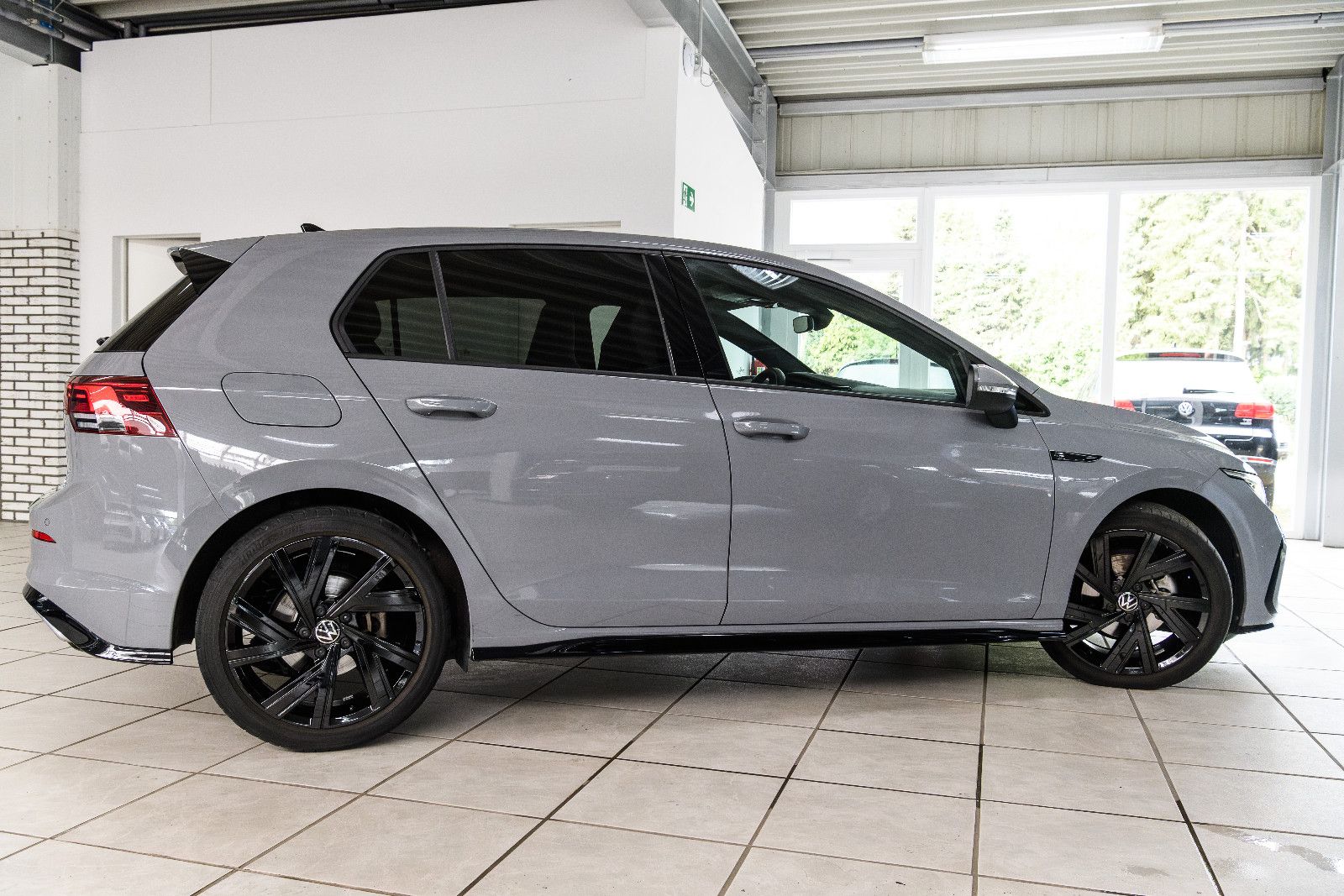 Fahrzeugabbildung Volkswagen Golf VIII R-Line 1.5 eTSI LED+KAMERA+APP+SHZ