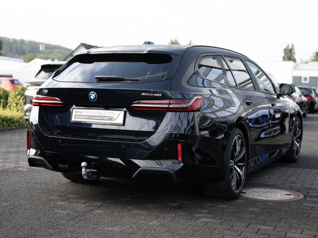 BMW i5 Touring 40 xDrive M-Sport Pro PANO AHK B&W foto 5