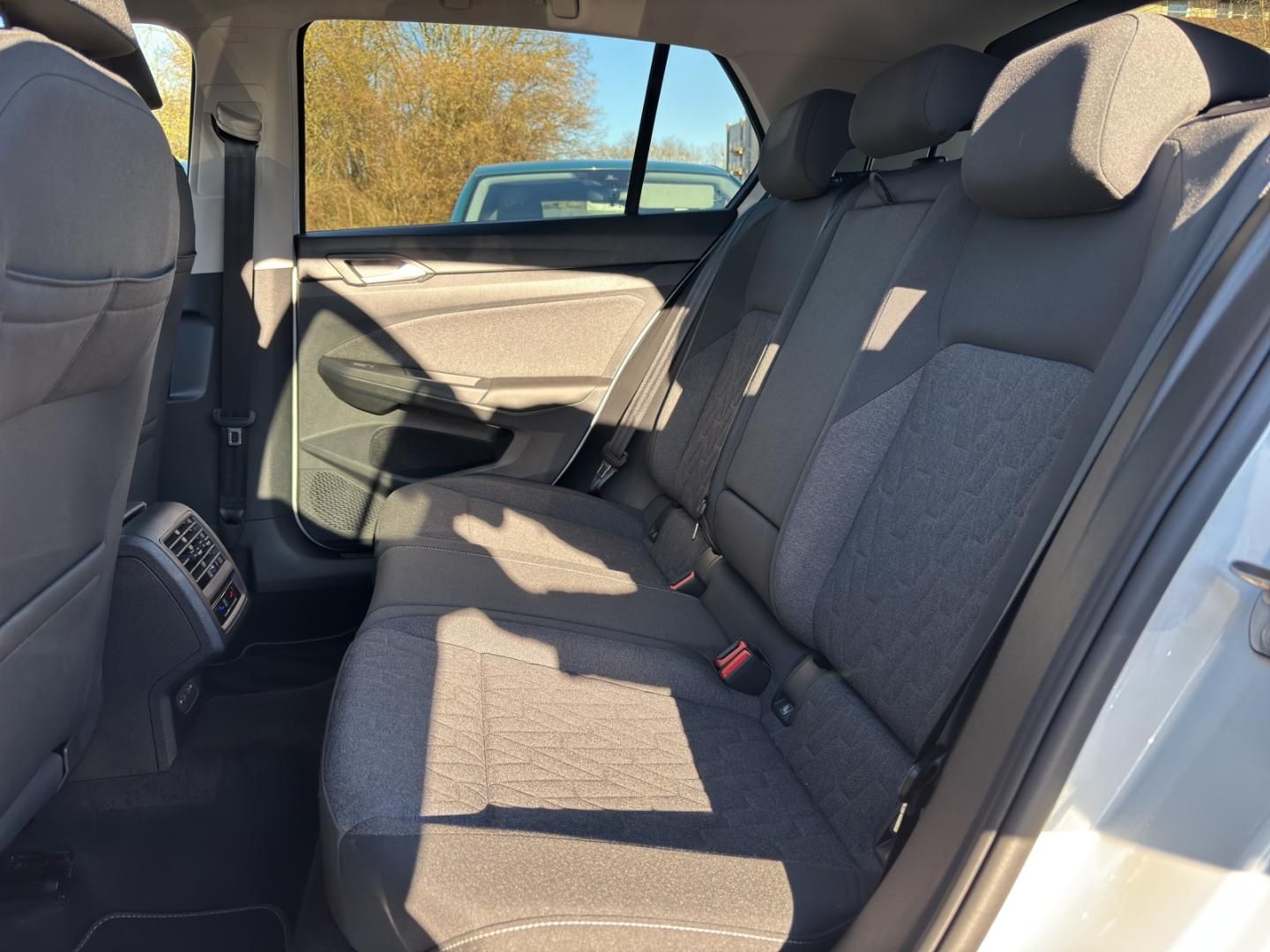 Fahrzeugabbildung Volkswagen Golf MOVE VIII MOVE 1.5l TSI,AHK,ACC,SH,Navi,LED