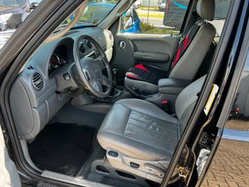 Bild 11 Jeep Cherokee 2.8 CRD Sport