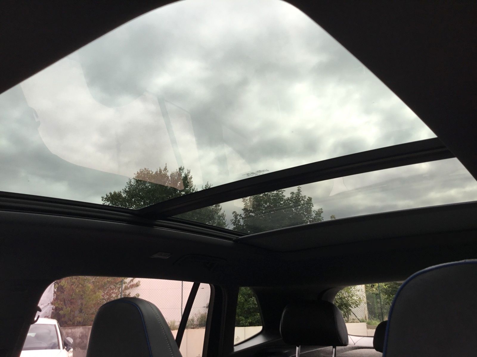 Fahrzeugabbildung Volkswagen Tiguan 2.0 TDI DSG 4M R-Line+AHK+20"+Matrix+Pano