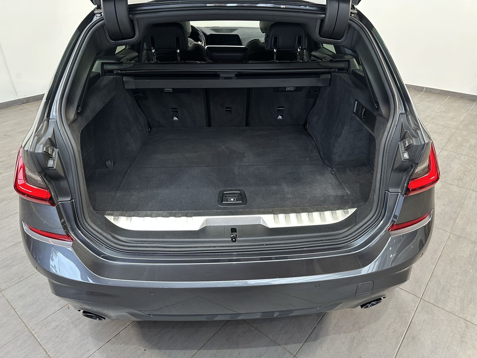 Fahrzeugabbildung BMW 320e Touring xDrive M-Sport NAV+LED+PANO+MEMORY