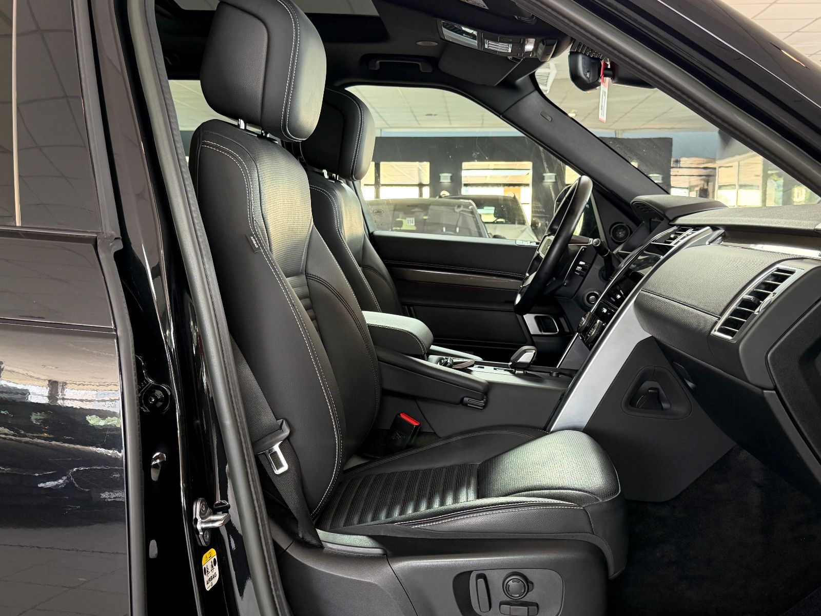 Fahrzeugabbildung Land Rover Discovery 5 R-Dynamic SE AWD/7-SITZER/360''KAM